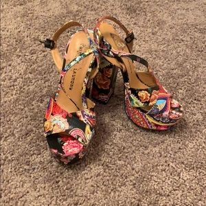 Paisley and floral print size 5.5 Woman’s pumps